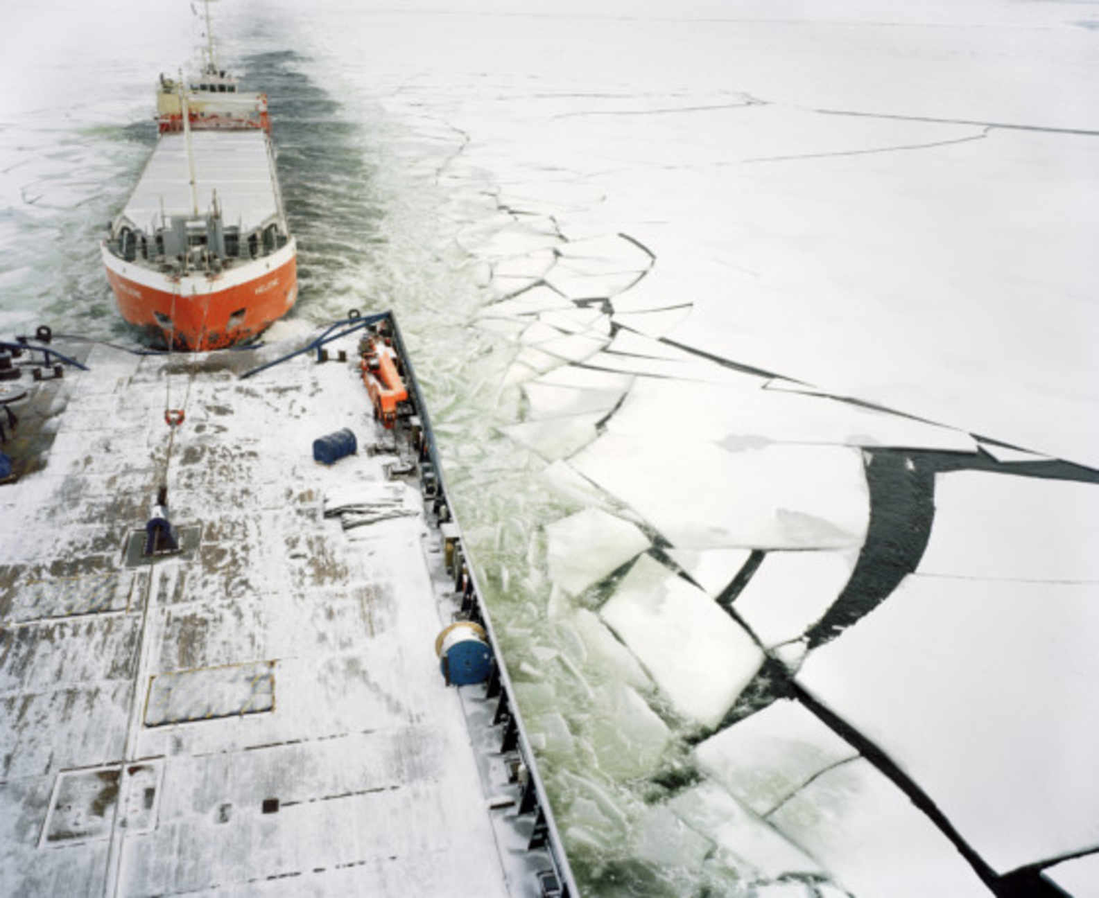 Fennica взял на буксир голландский танкер Helene. © Mark Power Magnum Photos